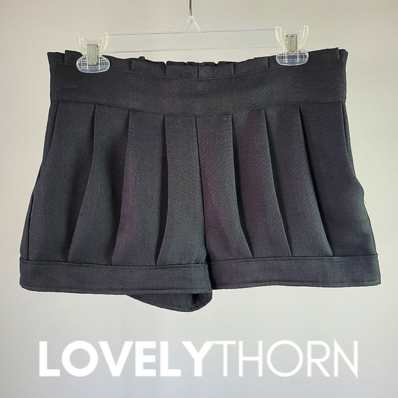 T-BAGS // ltd ed flattering black pleated & banded cuffed elastic waist shorts - Picture 1 of 9